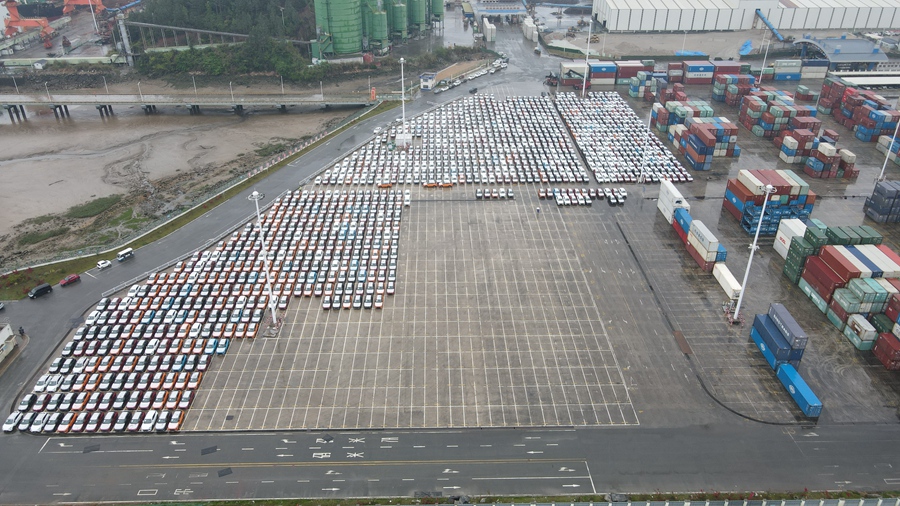 三都港漳湾作业区出口汽车停放整齐。
