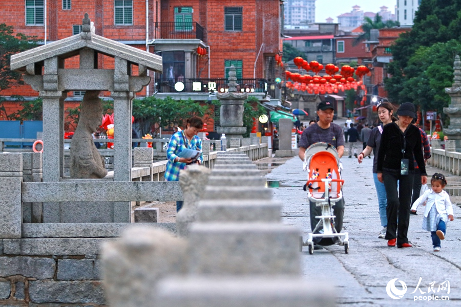 守護洛陽橋的石將軍（左），頭戴盔帽，身穿鎧甲，手執長劍，一年四季，風雨無阻，堅守崗位守護一方平安。人民網 李昌乾攝
