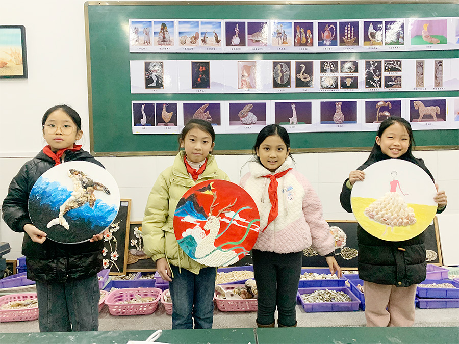 梅花镇的孩子们展示亲手制作的贝艺拼贴画。福州市长乐区梅花中心小学供图