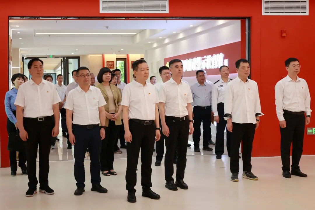 领导干部在福建省党风廉政警示教育馆参观学习。