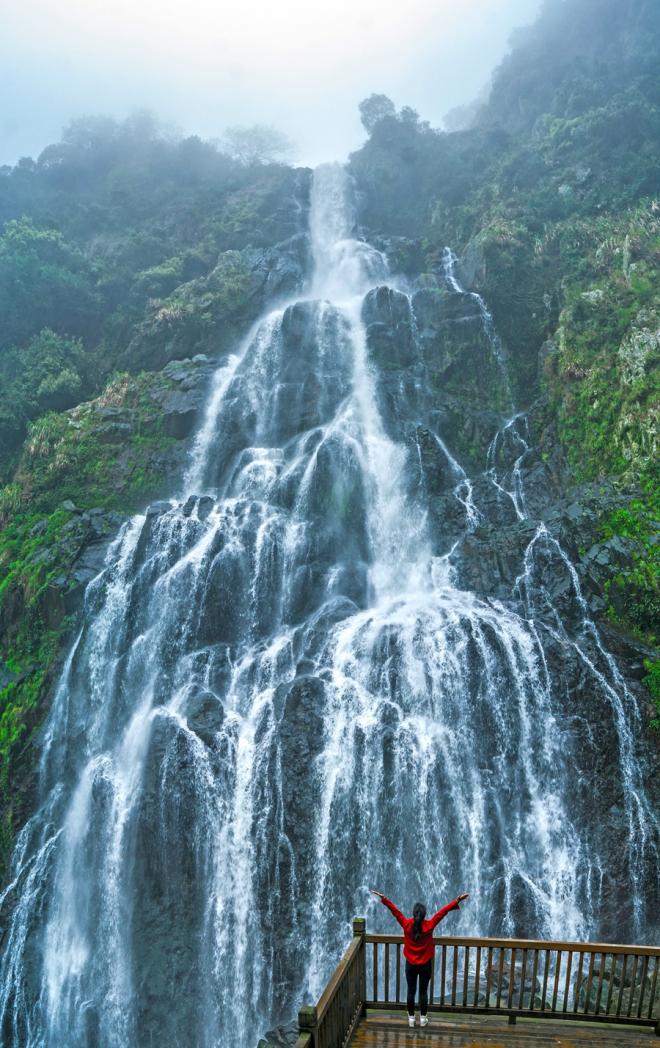 位于洛江区虹山乡的虹山瀑布，溪水从断崖中飞流而下，吸引游客打卡。陈维坤摄