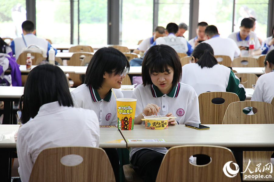 同学们度过了共享美食的快乐时光。人民网 黄东仪摄