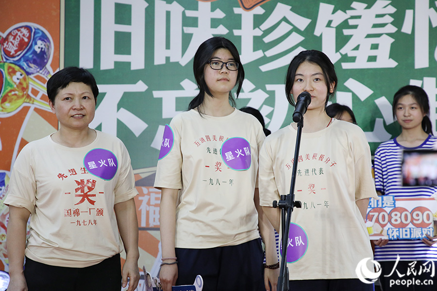 美食节启动仪式“金牌美食王争霸赛”上，福州八中的学生协同餐厅人员宣传美食，传播忆苦思甜、爱惜粮食的价值观。人民网 黄东仪摄