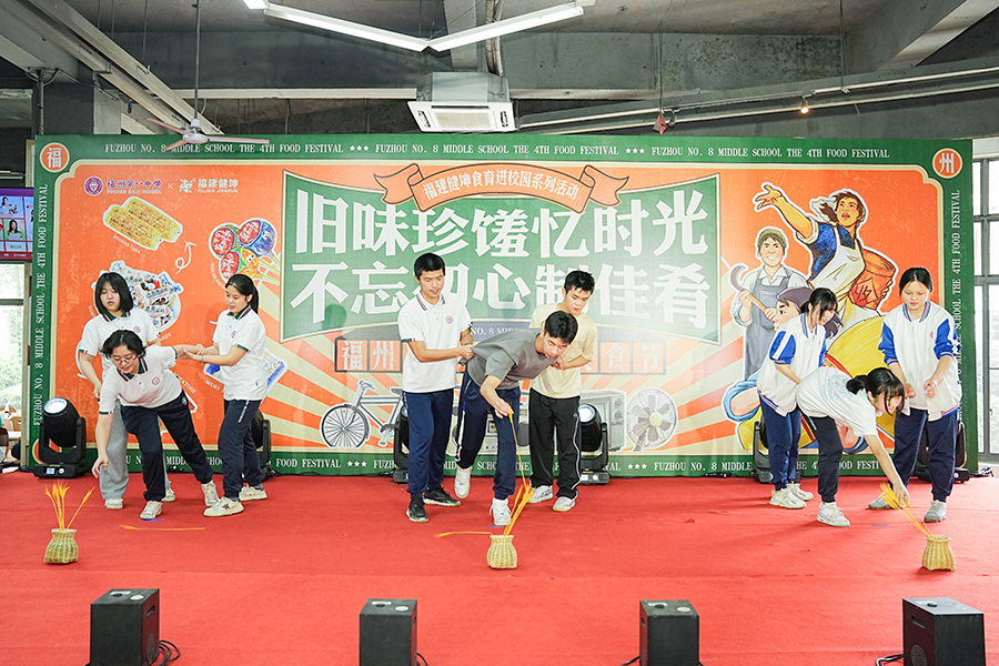 美食节现场进行忆苦思甜小游戏。活动主办方供图