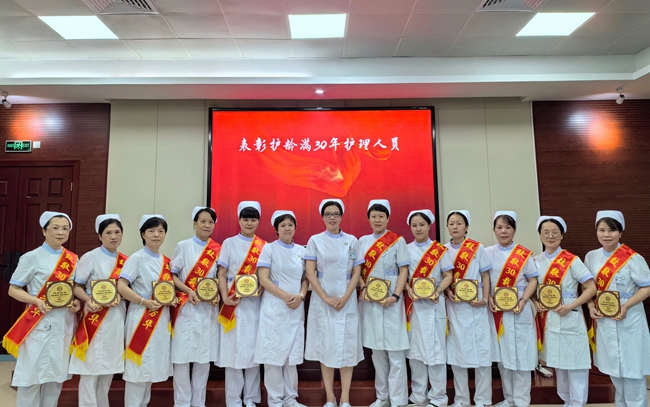 30年护龄护理工作者代表被授予荣誉纪念章