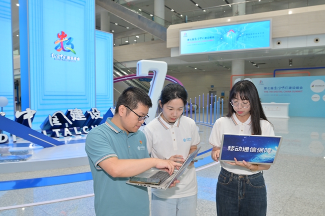中国移动网优人员对海峡会展中心场馆所有区域进行移动信号测试优化，确保用户体验良好。