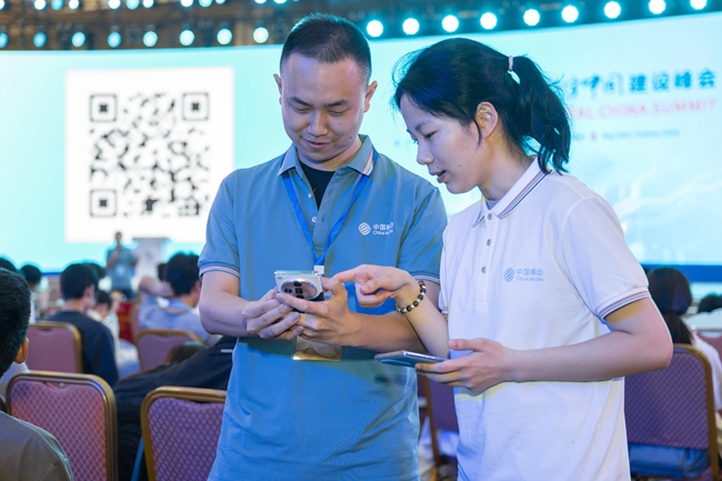 中国移动网络保障人员使用网优宝软件进行速率测试，开展微信即时通讯、超高清视频、1080P及以上直播等业务感知体验来进行网络挑刺。