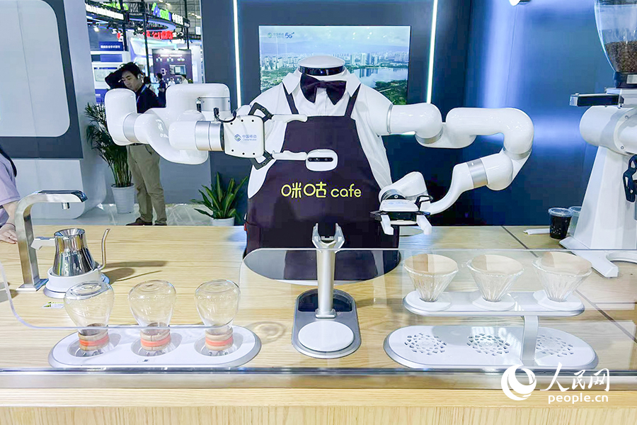 能泡咖啡的机器人。人民网记者 吴舟摄