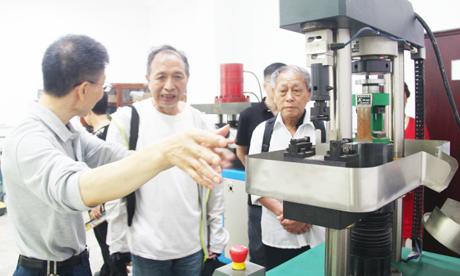  The public visited the laboratories of scientific research institutions.