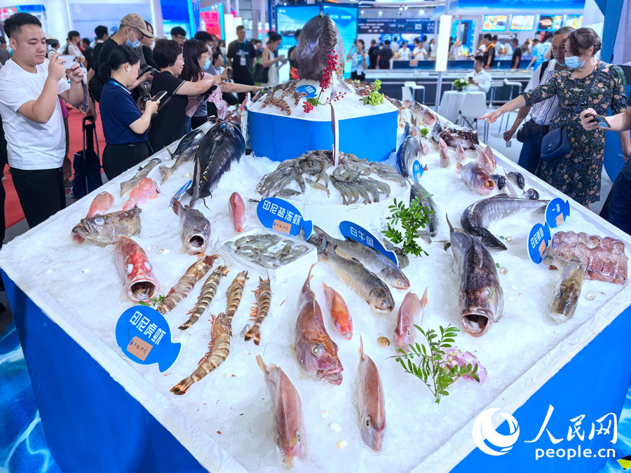 来自全世界的海鲜带来一场“海鲜盛宴”。人民网记者 林晓丽摄