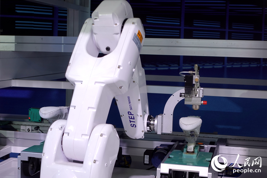 5G智能制鞋生產示范線。人民網 謝星宇攝