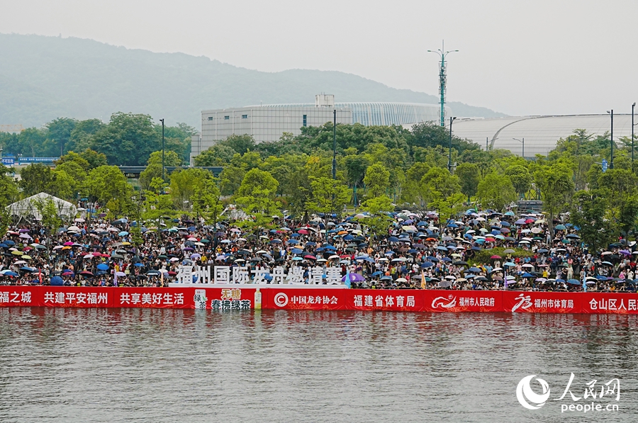 端午佳节，福州国际龙舟邀请赛现场观众人山人海。实习生薛慧摄