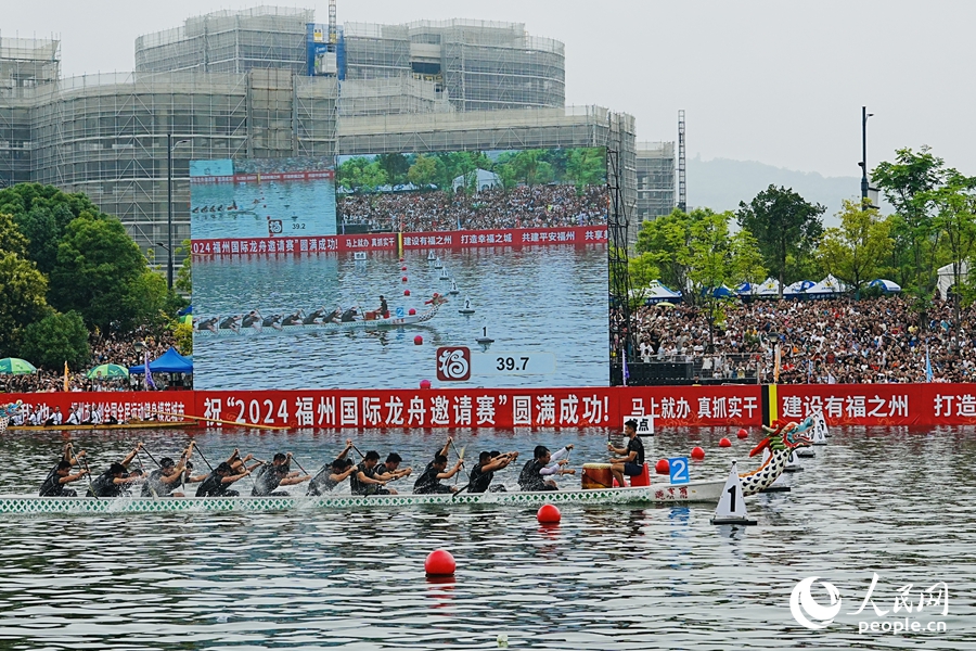 临近终点，选手们奋力冲刺。实习生薛慧摄