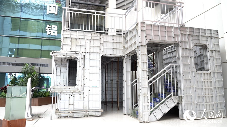 鋁模板預拼裝樣板房。人民網 蘭志飛攝