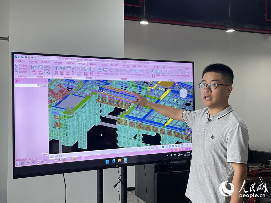南鋁結構公司技術中心經理助理陳青海演示三維智能BIM設計軟件。人民網 謝星宇攝