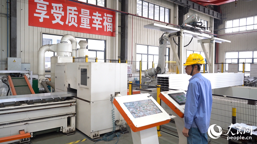 在南鋁結構公司的智能自動化生產線上，工程師通過儀器監測生產運行情況。人民網 蘭志飛攝