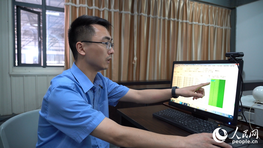 南鋁結構公司生產部副經理韋焰在信息管理系統上查看生產情況。人民網 蘭志飛攝