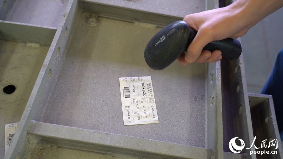 車間工人正在掃描模板專屬條碼。人民網 蘭志飛攝