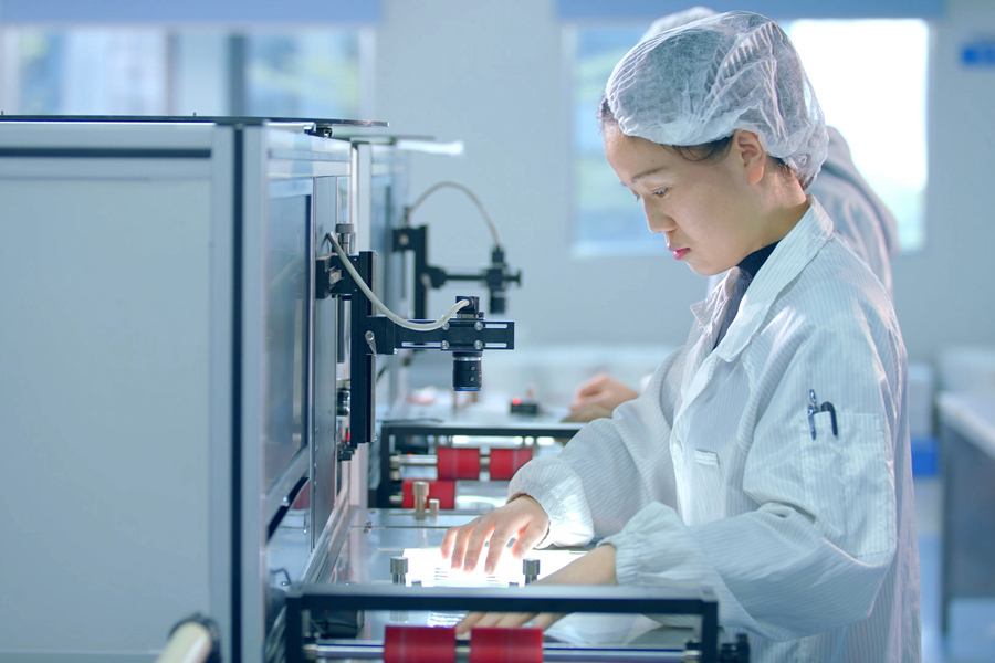 以“坐穿冷板凳”的决心,信达物联潜心钻研如何造好一枚合格的电子标签,图为替标车间自动化检测流水线。信达物联供图