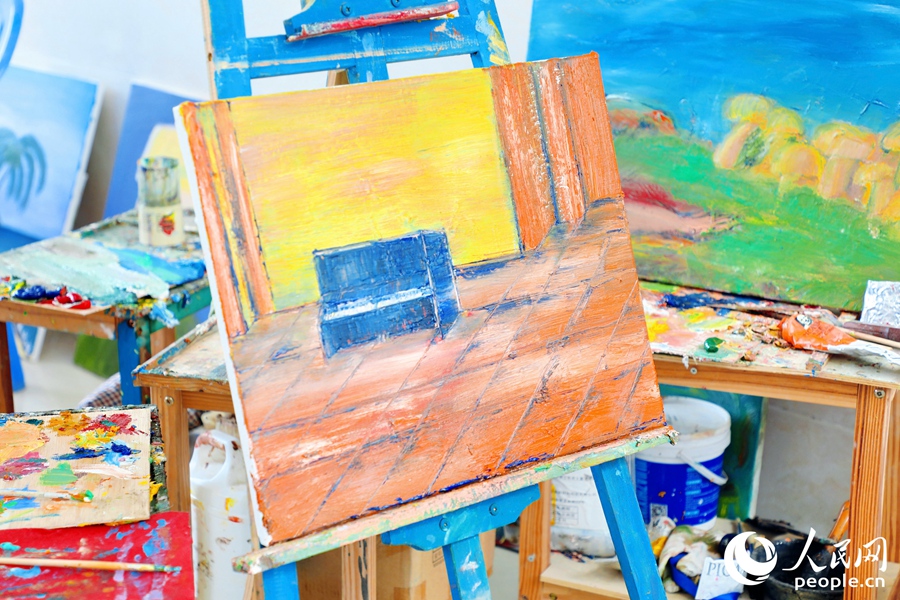 繪畫創作者的作品。人民網 李唯一攝