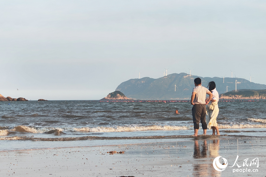 和爱人一起赶海、踏浪，寻找心中的那片“海”。人民网 杨灏昱摄