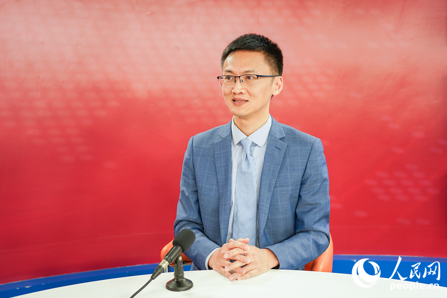 大都会人寿福建分公司总经理周杰做客人民网福建演播室。人民网记者 兰志飞摄