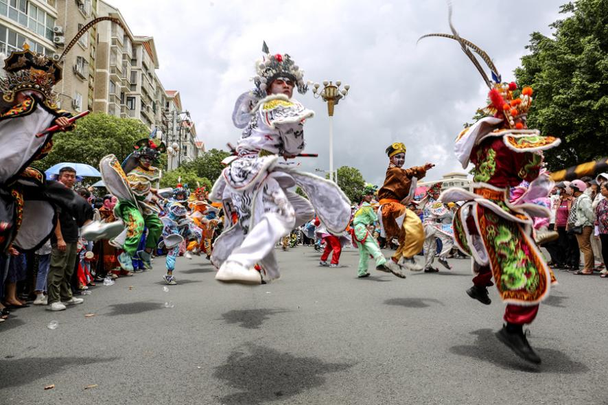 第三十三届海峡两岸(福建东山)关帝文化旅游节期间,当地举办民俗踩街活动。刘汉添摄