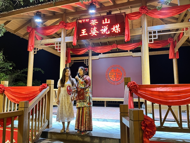 茶山夜市“王婆说媒”活动现场。