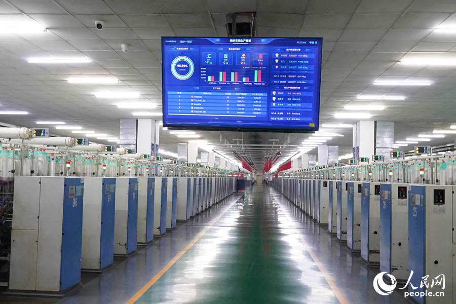 金源纺织5G智慧工厂细纱车间。人民网记者 兰志飞摄