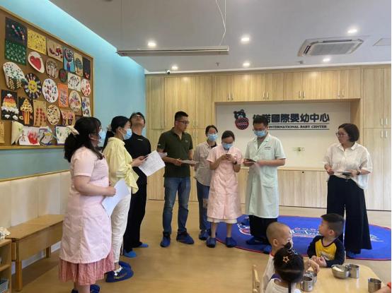 海沧区妇幼保健院健康指导员走进签约托育园指导卫生保健工作。海沧区妇幼保健院供图