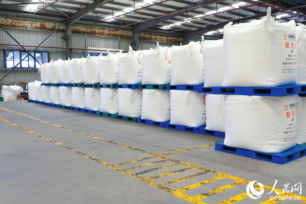 仓库内成袋包装、等待运出的聚丙烯。人民网 李唯一摄