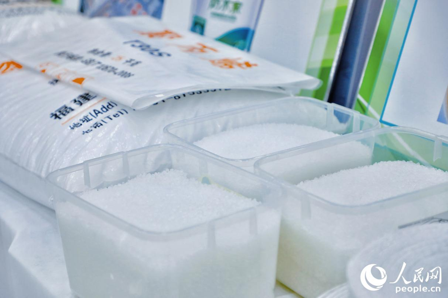 中景石化生产的粒状聚丙烯。人民网 李唯一摄