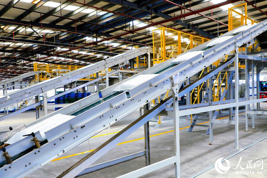 聚丙烯自动化运输线。人民网 李唯一摄