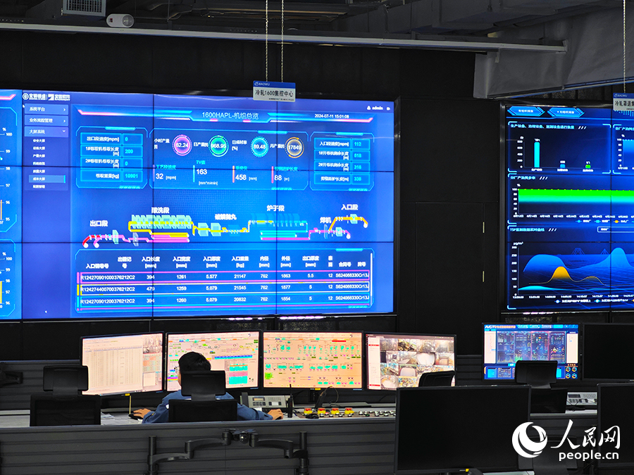 宝钢德盛智慧运营中心一角,一名工作人员密切注视着面前的显示屏。人民网 黄东仪摄