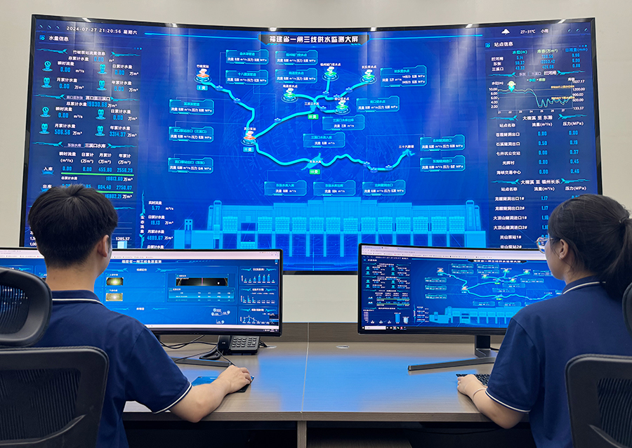 “一闸三线”工程监测大屏前,工作人员正在办公。受访者供图