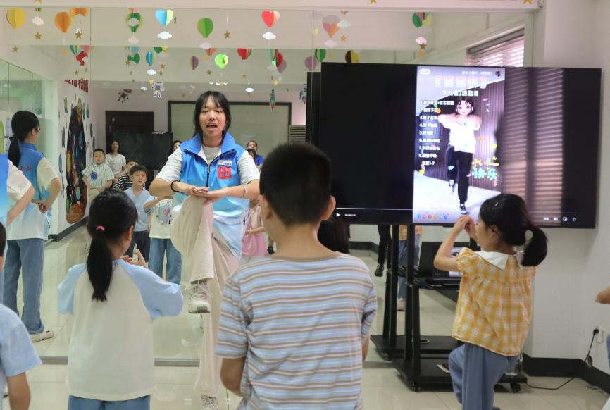 孩子们认真上快乐体育课。黄佳韵之摄