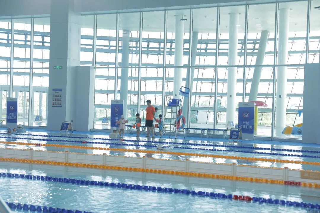 游泳馆。