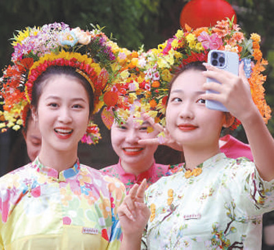 泉州豐澤舉辦文旅活動,展示非遺簪花。