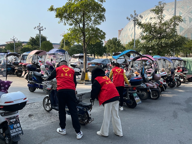 党员志愿者现场维持车辆秩序。