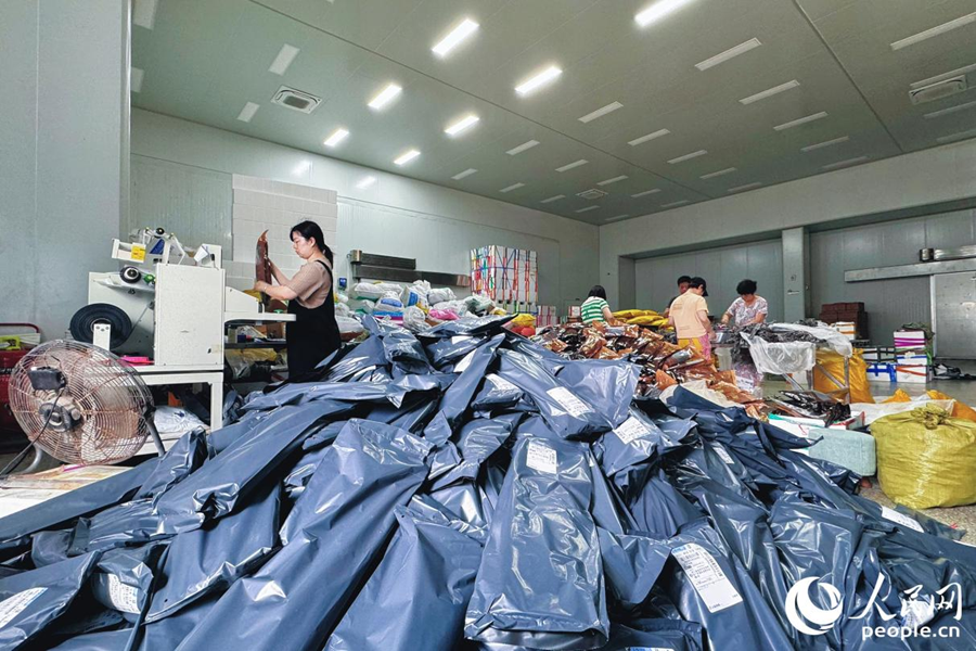 海带订单包装成堆、供不应求。人民网 李唯一摄