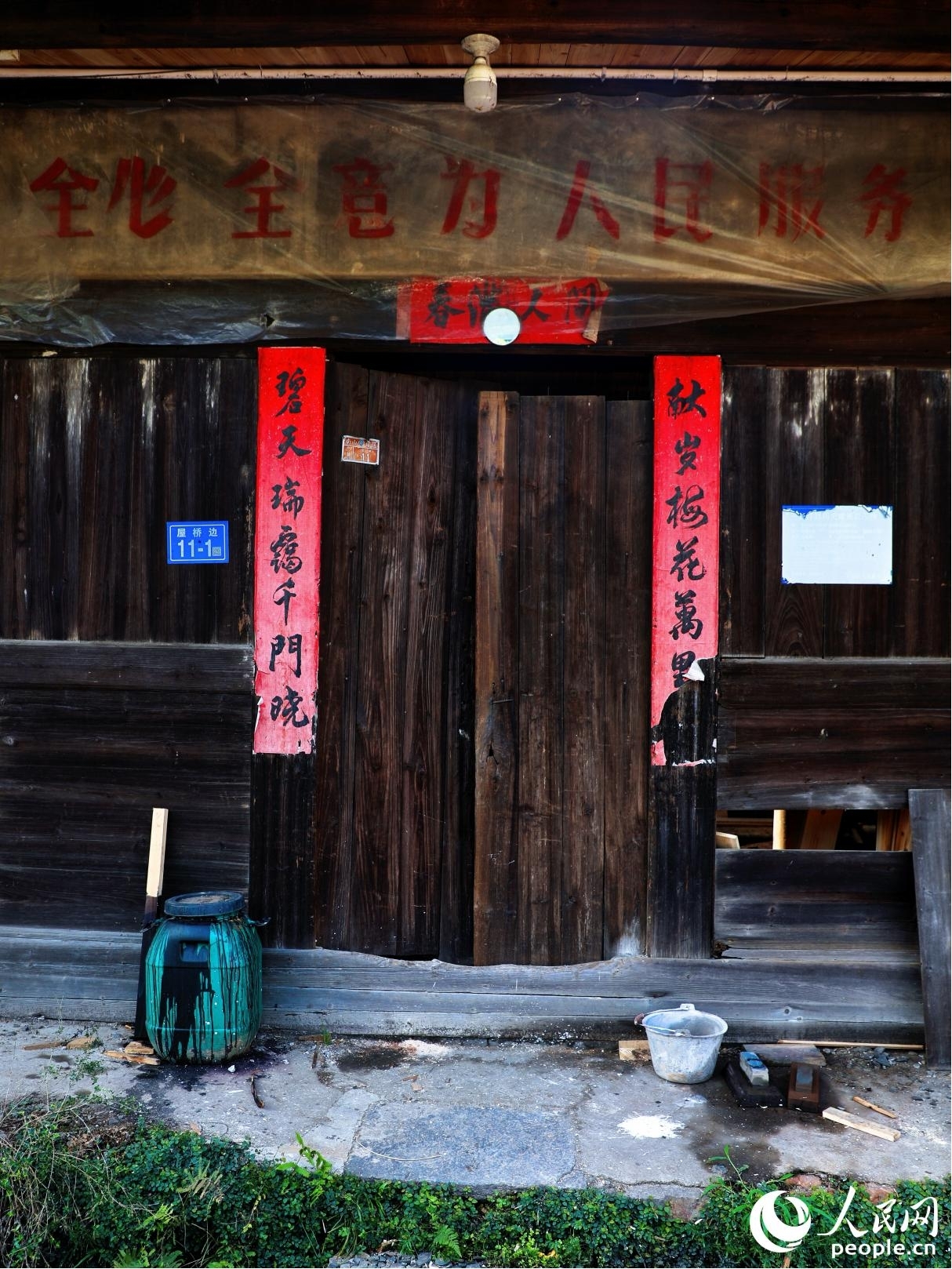 参差不齐的门板作为“人民支援革命”的历史见证，已经成为中复村别样的风景。人民网 李唯一摄
