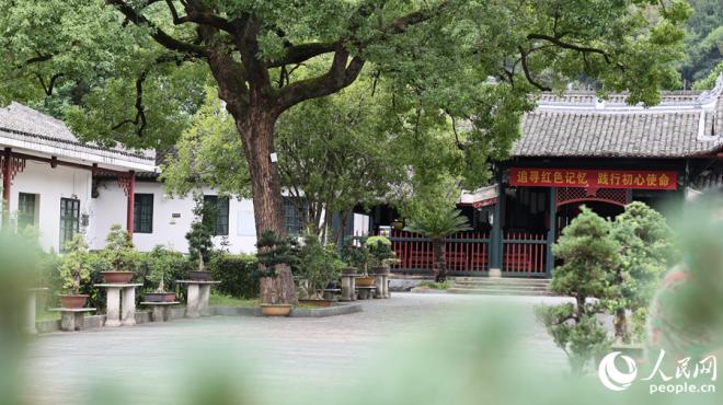 参观位于长汀县的福建省苏维埃政府旧址。人民网 李昌乾摄
