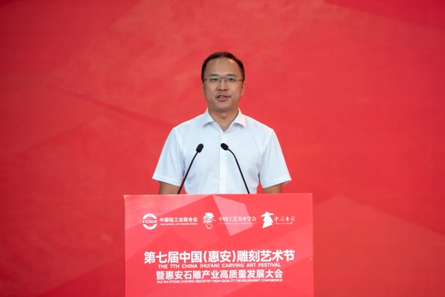 雷连鸣在活动中发言。
