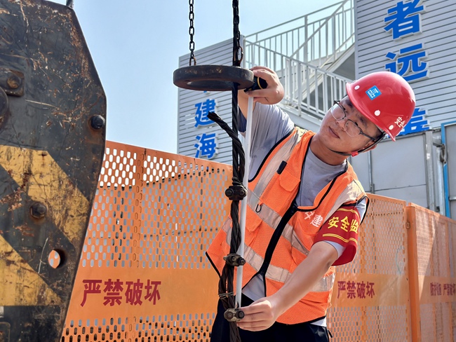 厦门海峡成功大厦项目安全员正进行大型机械设备安全检查。中建海峡厦门公司供图