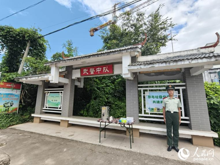 “武警中队”公交站点。人民网 杨灏昱摄