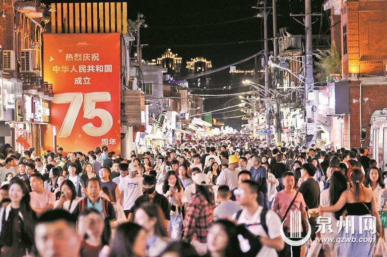 昨晚10時許，鐘樓附近的西街人潮洶涌，市民、游客共同感受古城的美好夜色。記者 陳起拓、陳小陽攝