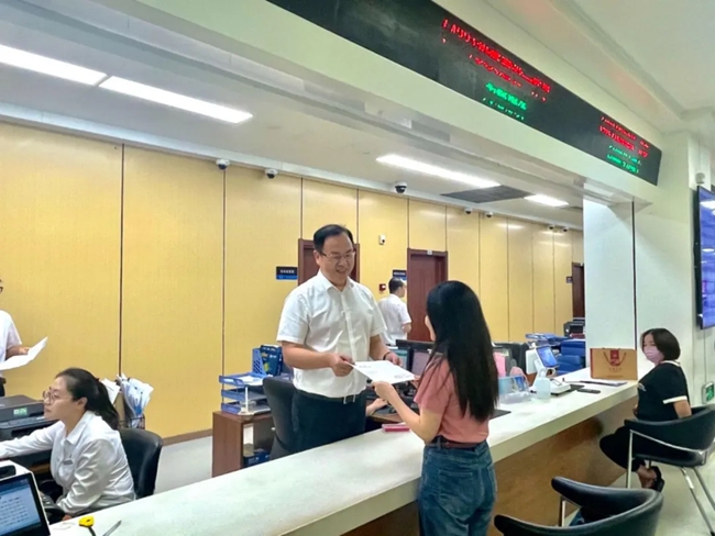 金暉輝到窗口體驗辦理業務。福州市住建局供圖