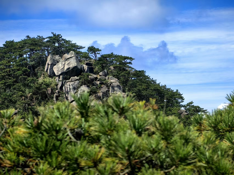 九仙山上，山峰背景惊现云彩幻化的几座连绵“山峰” 。李振基摄