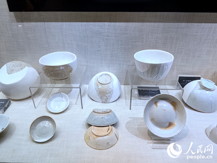 宋元德化窑展示馆展出的古瓷器。人民网 苏海森摄