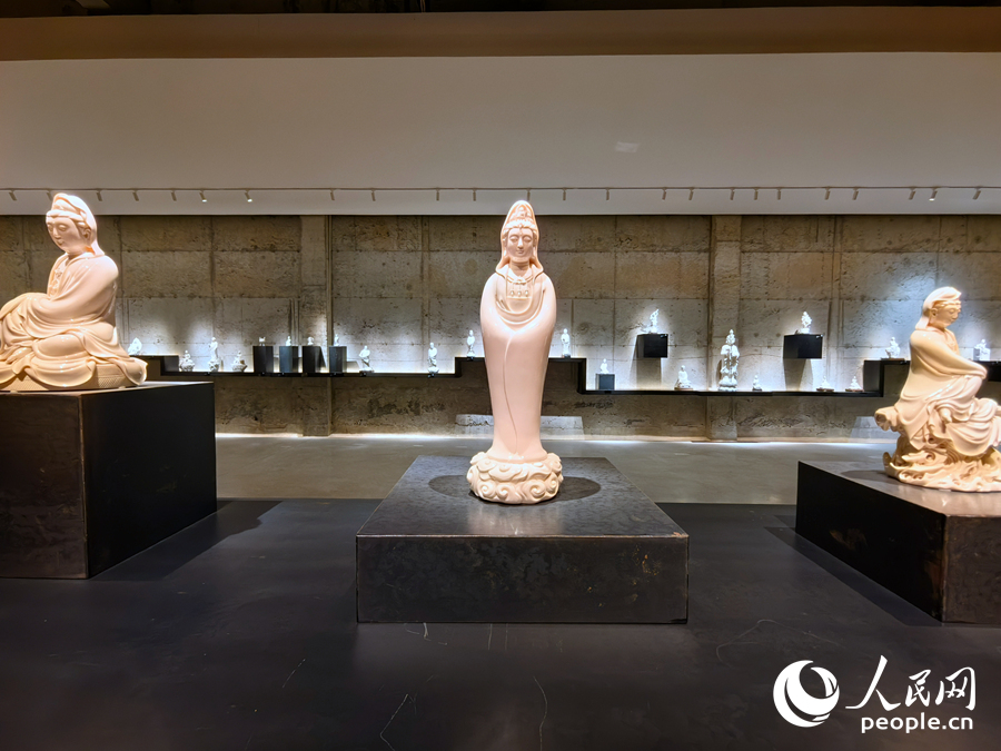 在德化县的一处陶瓷艺术馆里，各种瓷雕艺术品展现了该县悠久的陶瓷历史与精湛的陶瓷工艺。人民网 苏海森摄